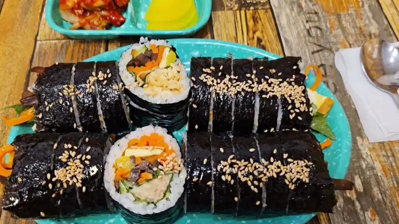 윤기가 흐르는 김밥