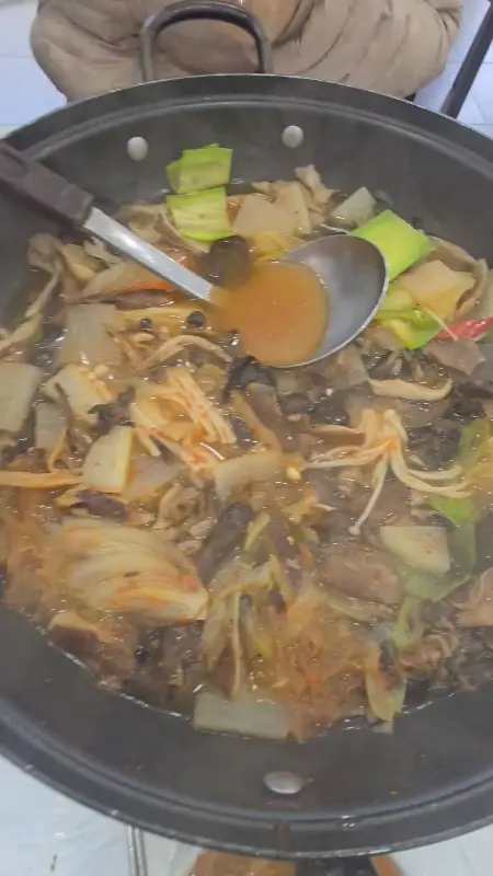 각종 버섯과 채소가 푸짐하게 들어간 버섯전골