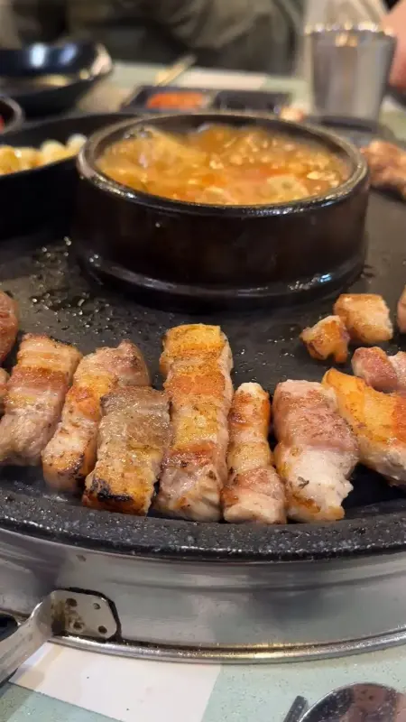 노릇하게 구워진 삼겹살