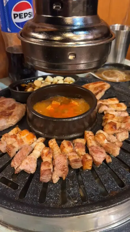 불판 위의 삼겹살과 된장찌개