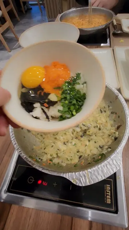 계란, 김, 야채가 올라간 죽 재료