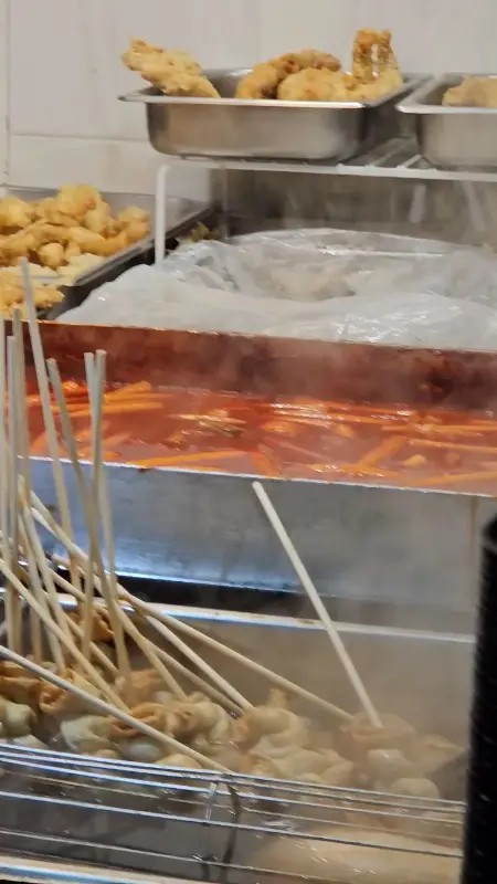 떡볶이와 튀김이 함께 있는 모습