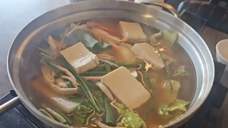 두부전골의 모습, 뽀얀 두부와 채소가 어우러져 시각적인 즐거움을 더한다.