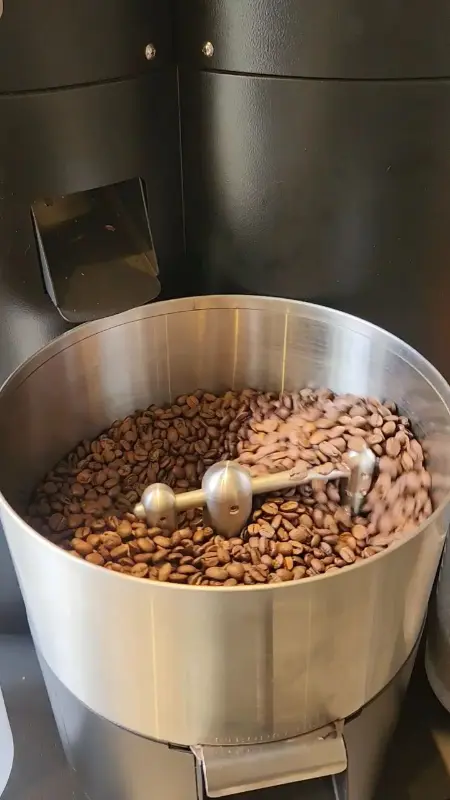 카페 내부의 로스팅 기계