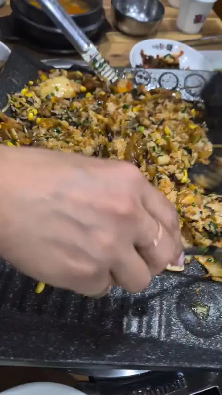 볶음밥을 만드는 모습