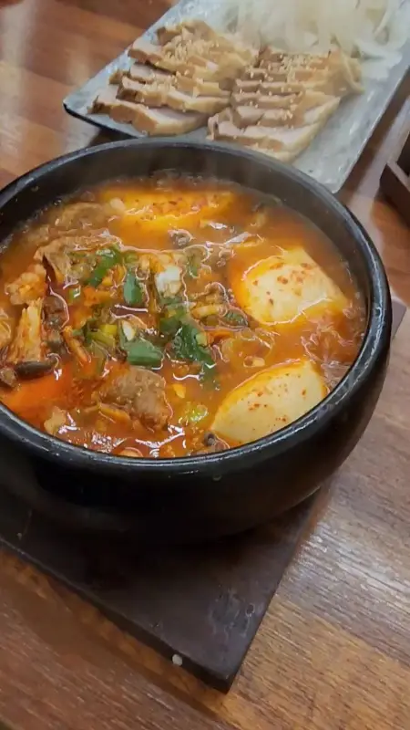 보글보글 끓는 순두부찌개의 먹음직스러운 모습