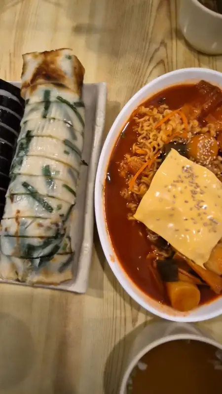 부침개김밥과 라볶이