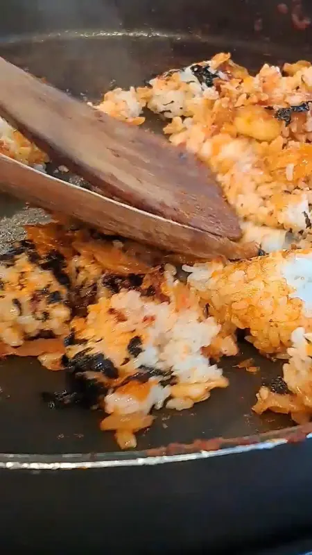 볶음밥을 볶는 모습