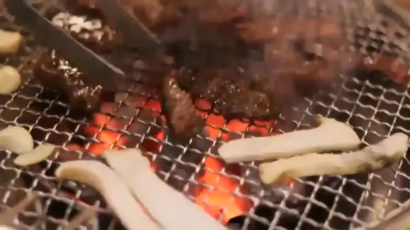 숯불 위에서 맛있게 구워지는 돼지갈비