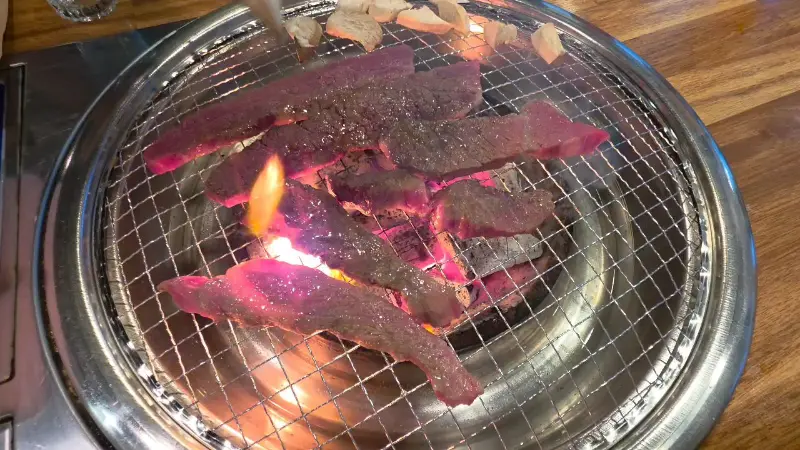 숯불 위에서 맛있게 구워지는 소고기