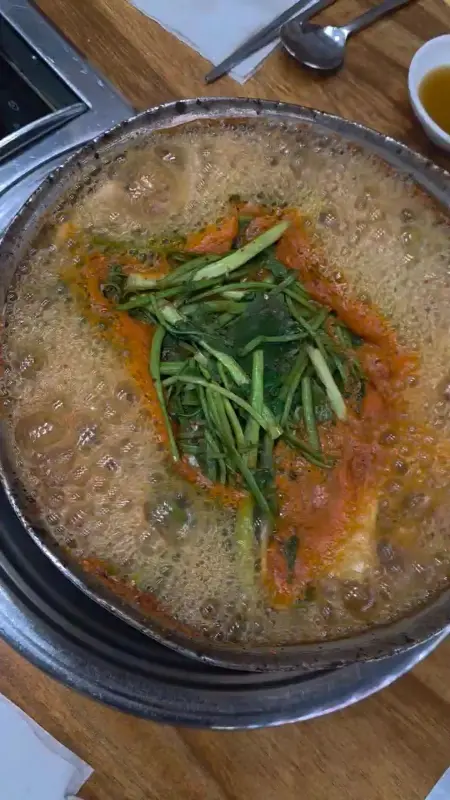 보글보글 끓고 있는 섞어탕