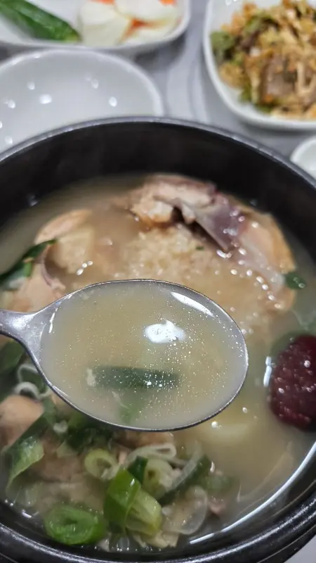 진한 국물이 일품인 삼계탕