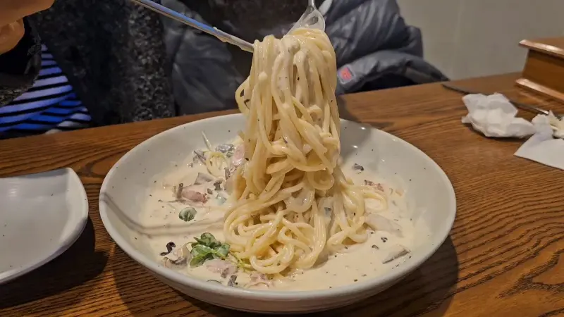 크림 소스가 듬뿍 뿌려진 크림 파스타