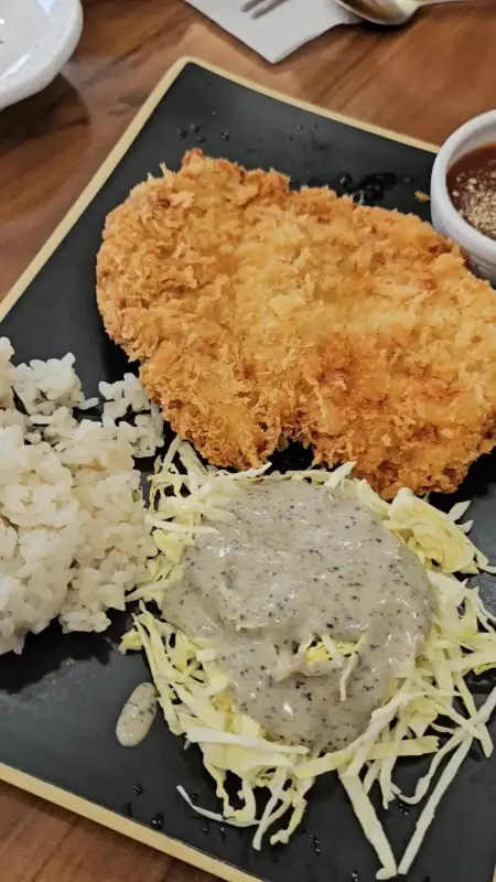 겉은 바삭하고 속은 촉촉한 수제 돈까스