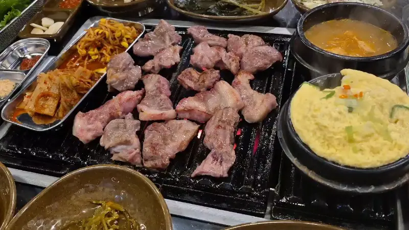 맛있게 구워지고 있는 고기