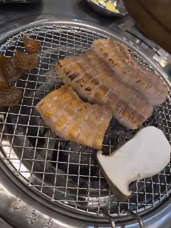 노릇노릇 익어가는 고기