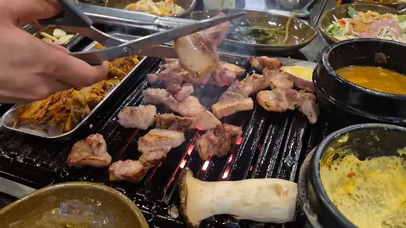 연탄불 위에서 구워지는 고기