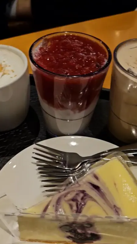 스타벅스에서 판매하는 다양한 음료와 디저트