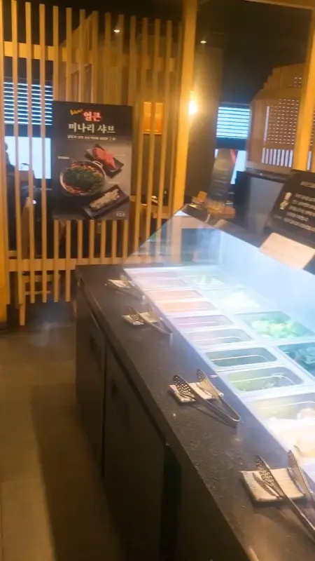 신선한 야채가 가득한 샐러드바