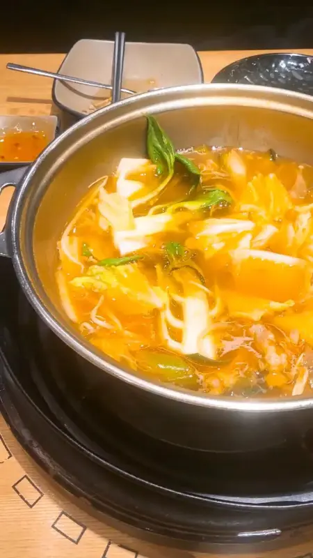 칼국수와 야채가 어우러진 샤브샤브