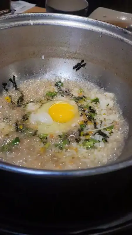 볶음밥에 계란을 넣은 모습