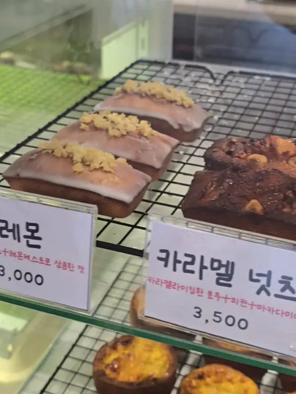 쇼케이스에 진열된 디저트