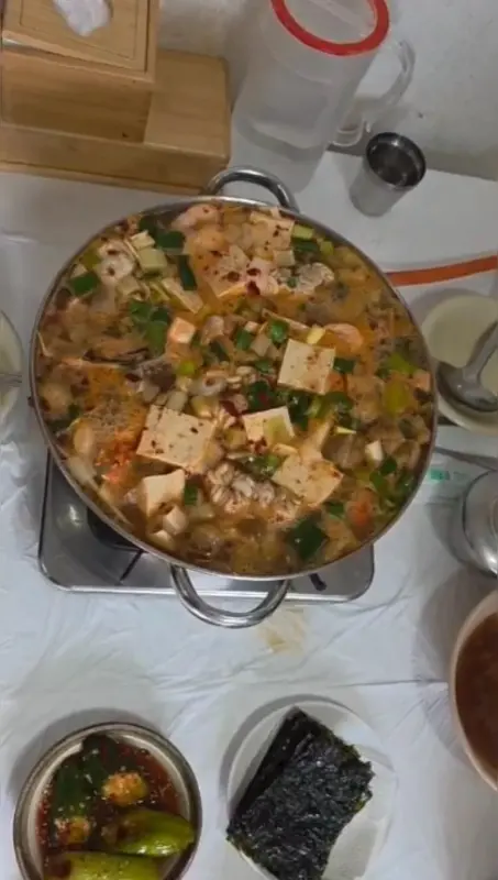 매콤한 양념에 버무려진 오징어볶음의 모습