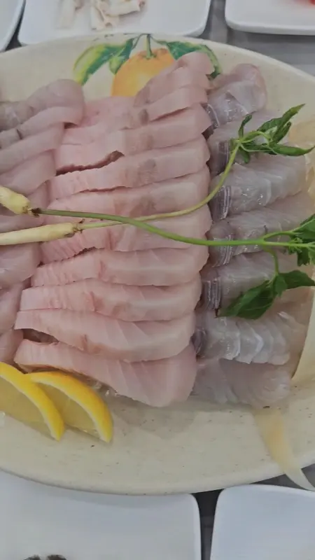 섬세하게 썰린 삼치회의 아름다운 자태