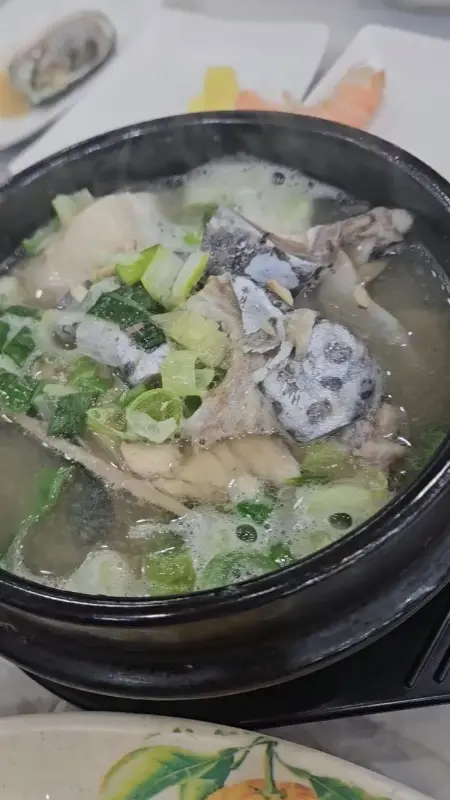 시원하고 깊은 맛의 삼치 지리탕