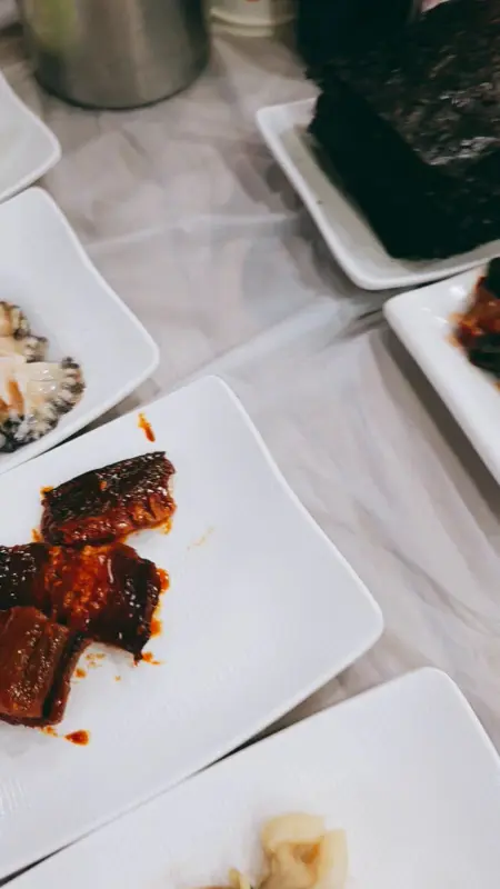 싱싱한 해산물이 가득한 밑반찬