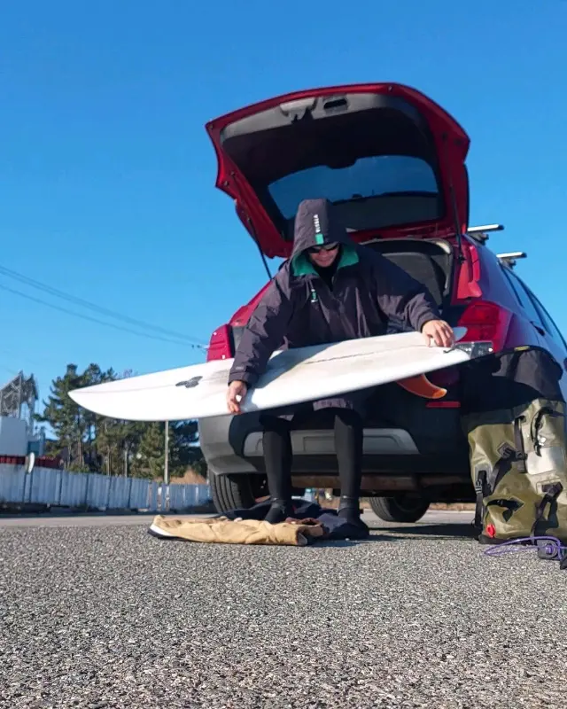 서핑 보드를 싣고 떠나는 모습