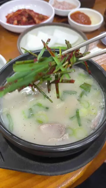 국밥에 부추 투하!