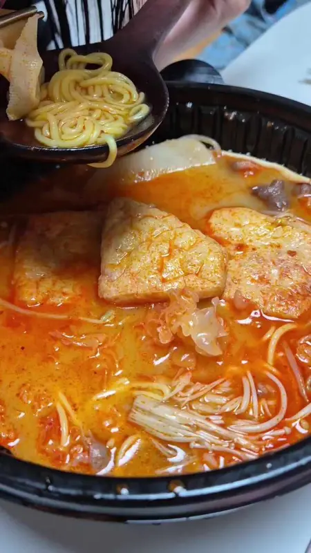 마라탕에 푸짐하게 들어간 면과 두부