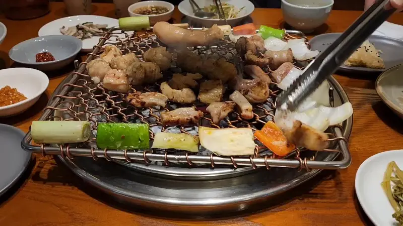 숯불 위에서 맛있게 구워지고 있는 모듬구이