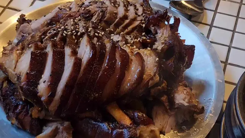 윤기가 좔좔 흐르는 족발