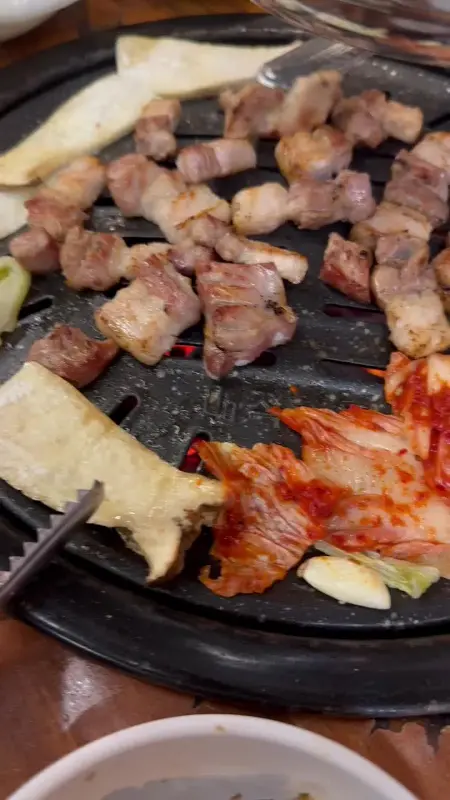 숯불 위에서 익어가는 삼겹살