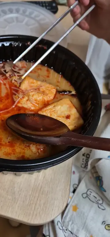 마라탕 국물을 떠먹는 모습