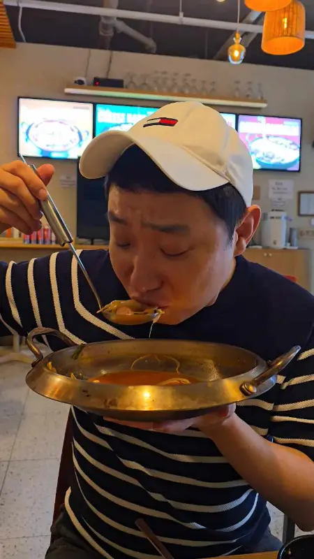 부대찌개 국물을 맛보는 모습