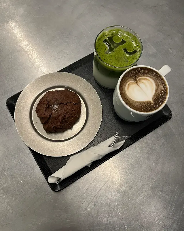 말차 라떼와 브라우니 쿠키