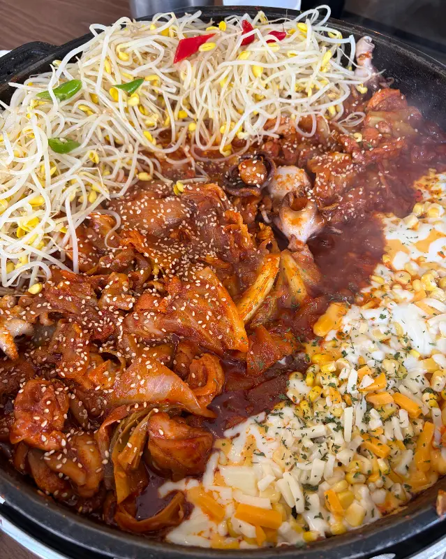 닭갈비와 쭈꾸미, 치즈, 콩나물이 함께 있는 메뉴