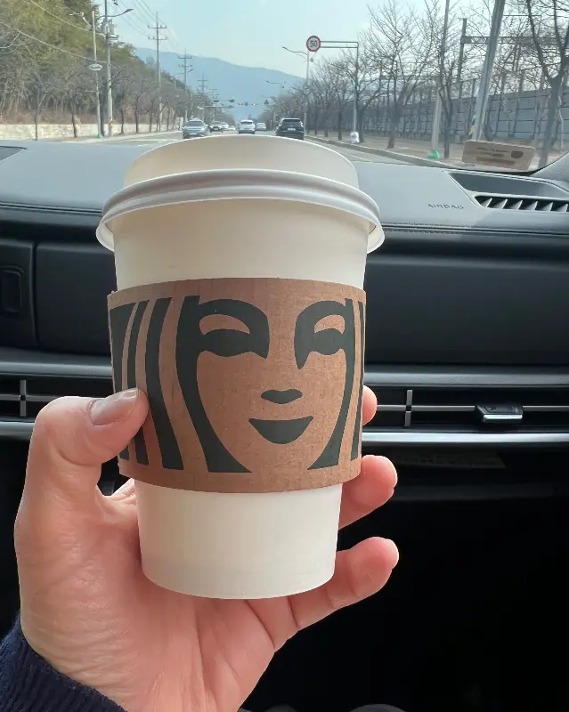드라이브 스루로 즐기는 커피 한 잔