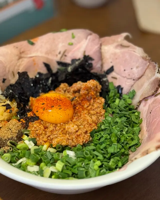 다채로운 토핑이 올라간 냉소바