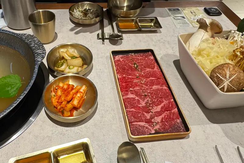 정갈하게 차려진 테이블