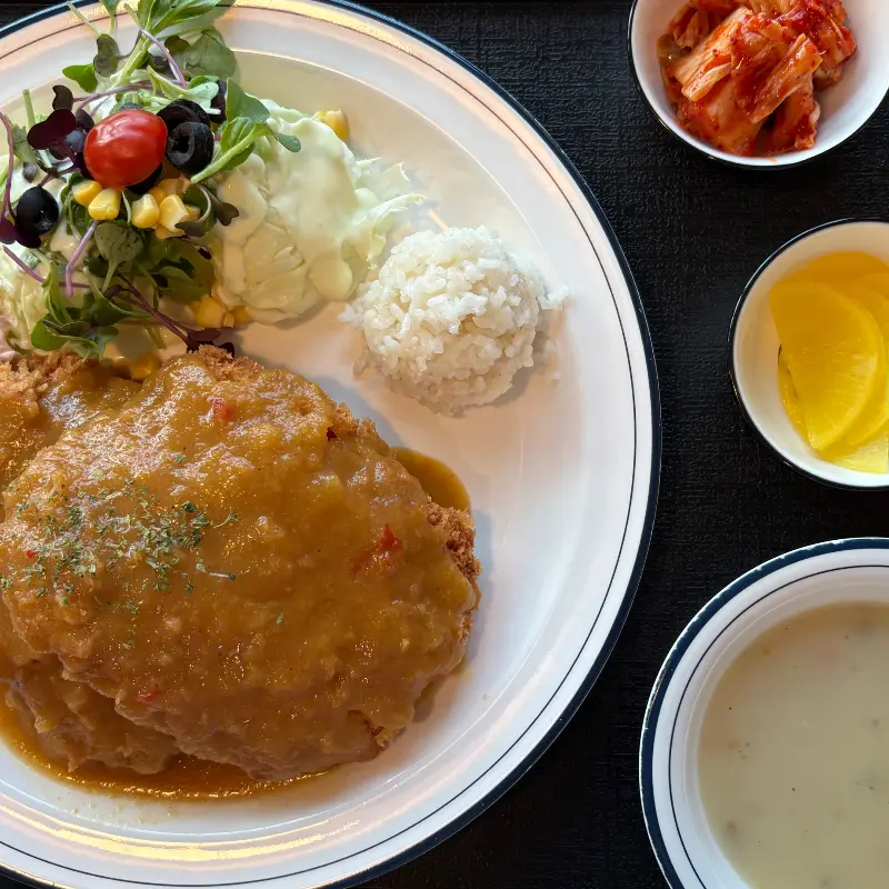 돈까스 한 상 차림