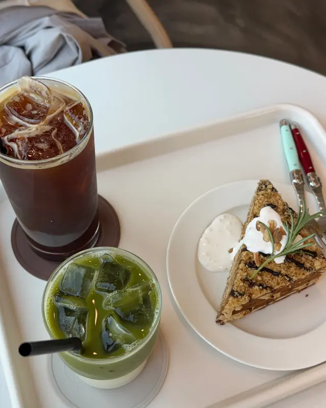 아이스 아메리카노, 녹차라떼, 그리고 갈레트