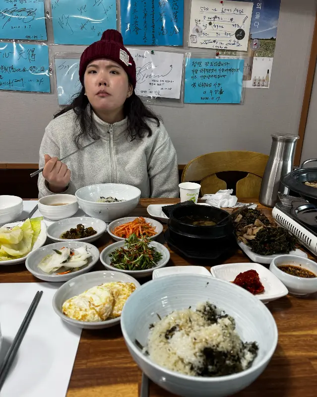 맛있는 식사를 즐기는 방문객