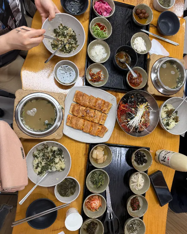 테이블 가득 차려진 음식