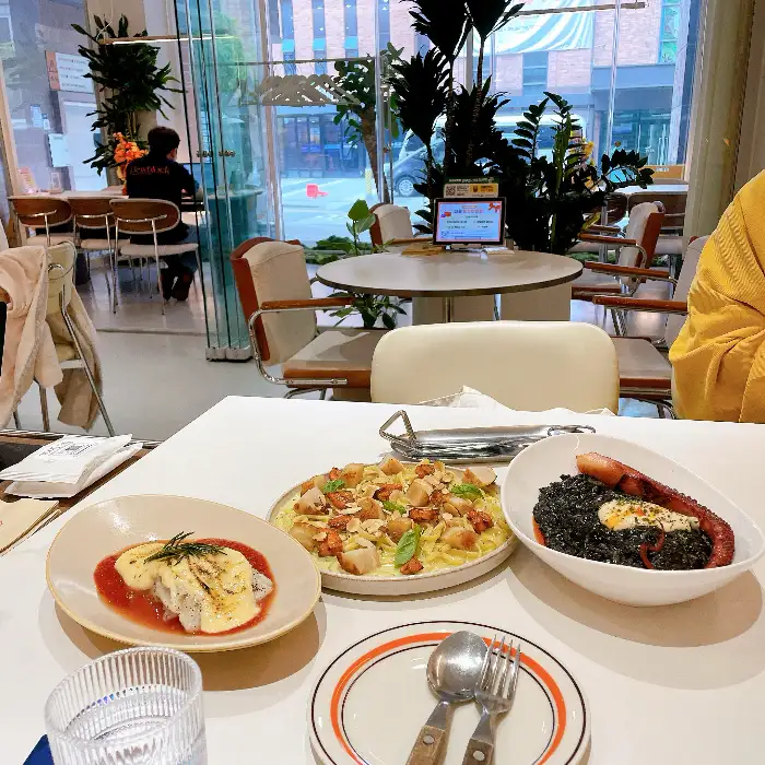 테이블 위 음식 사진