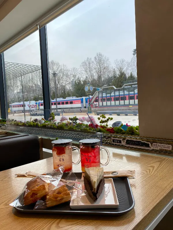 창밖으로 보이는 철도공원의 풍경