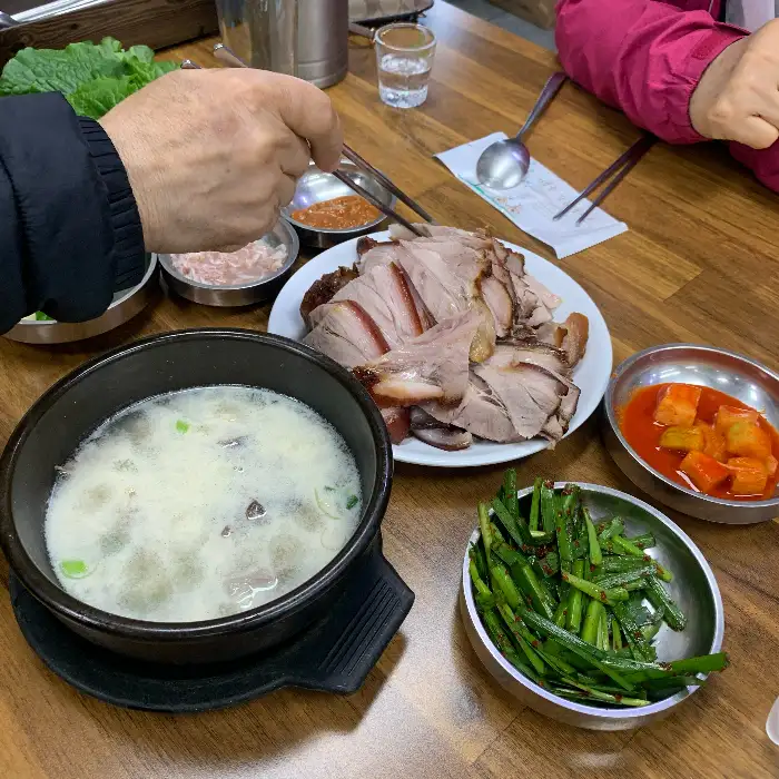 김가네 매운족발돼지국밥의 족발과 국밥